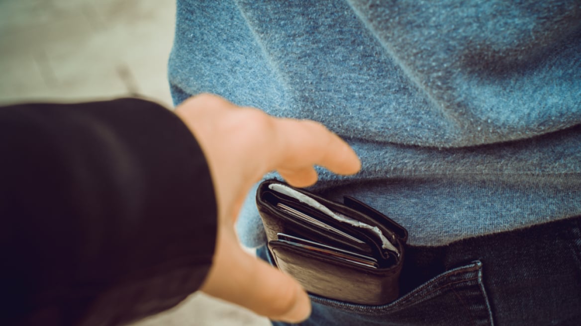 Πάτρα: Του ...σούφρωσε το πορτοφόλι και του "άδειασε" τον τραπεζικό λογαριασμό!