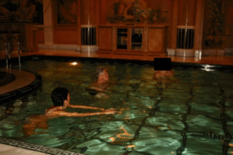 Η πρώτη αντίδραση του Μπιλ Κλίντον μετά τη δημοσιοποίηση της φωτογραφίας στην πισίνα με τη Μάξγουελ