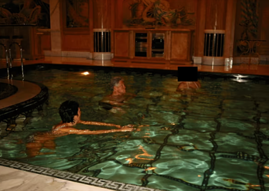 Η πρώτη αντίδραση του Μπιλ Κλίντον μετά τη δημοσιοποίηση της φωτογραφίας στην πισίνα με τη Μάξγουελ