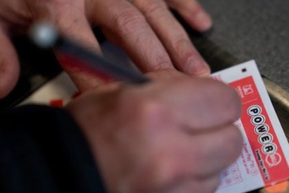 «Xρυσό» χριστουγεννιάτικο δώρο για υπερτυχερό – Τίναξε την μπάνκα στον αέρα και κέρδισε 1,8 δισ. δολάρια