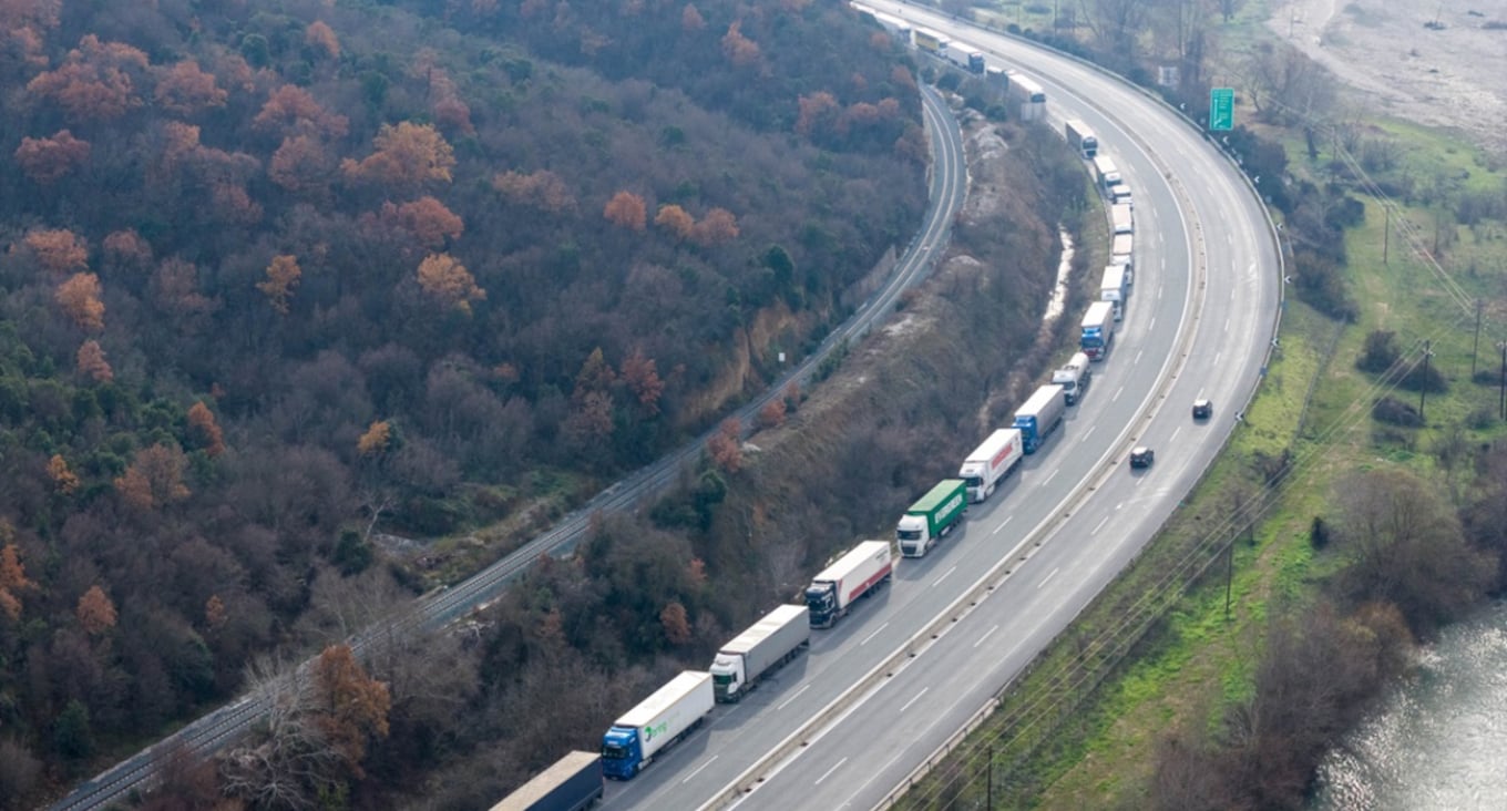 Άνοιξε ο Προμαχώνας, ξεμπλόκαραν πάνω από 1.000 νταλίκες