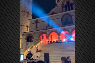 Έστησαν rave πάρτι στα σκαλιά ναού στη Λαμπρινή... με τις ευλογίες του Δήμου Αθηναίων!