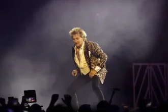 Ο Ροντ Στιούαρτ τα «πήρε στο κρανίο» με θεατή στη συναυλία του στην Αθήνα – «Χαλάς το σόου, φύγε από τη μέση»