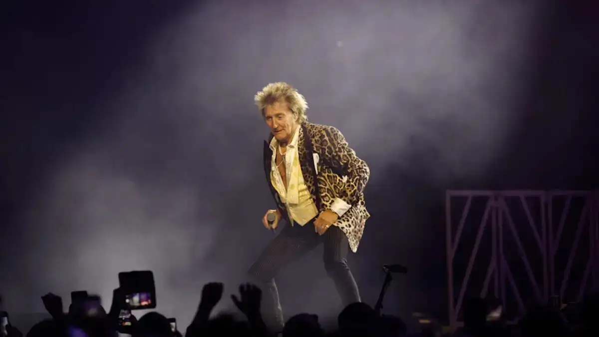 Ο Ροντ Στιούαρτ τα «πήρε στο κρανίο» με θεατή στη συναυλία του στην Αθήνα – «Χαλάς το σόου, φύγε από τη μέση»