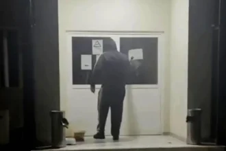 Μέλη του Ρουβίκωνα έκαναν καταδρομική επίθεση στα γραφεία του ΟΠΕΚΕΠΕ στη Λάρισα