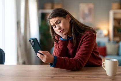 Η χρήση εφαρμογών γνωριμιών μας «ρίχνει» ψυχολογικά - Ποιοι επιβαρύνονται περισσότερο