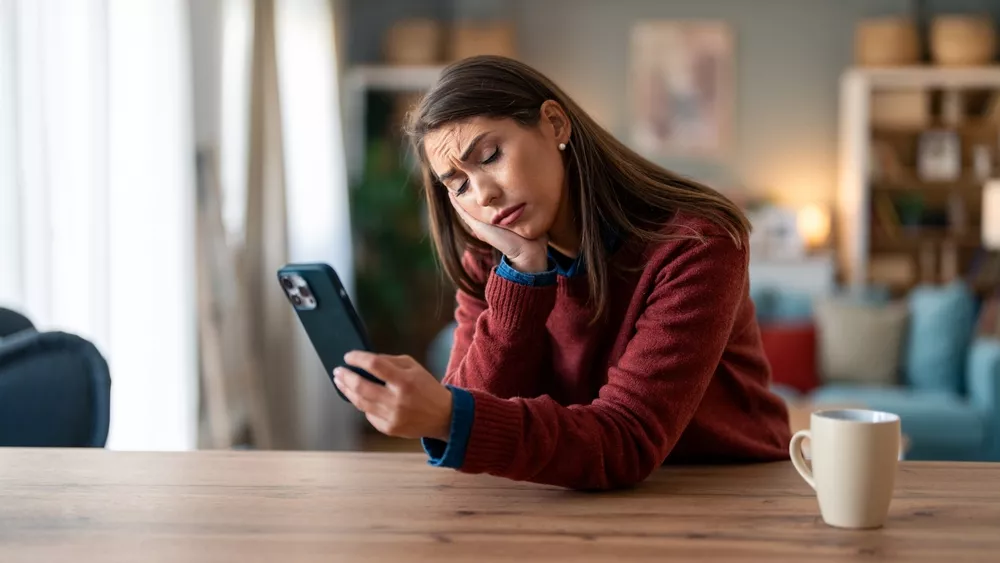 Η χρήση εφαρμογών γνωριμιών μας «ρίχνει» ψυχολογικά - Ποιοι επιβαρύνονται περισσότερο