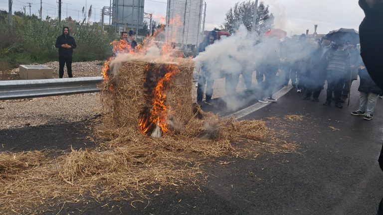 Αγρότες: Μπλόκο σε Πατρών-Πύργου και Ολυμπία οδό, έριξαν γάλα στον δρόμο κι έκαψαν σανό (ΦΩΤΟ)
