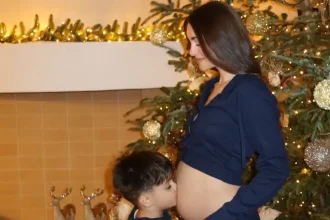 Η Ιωάννα Σιαμπάνη είναι ξανά έγκυος: Η χριστουγεννιάτικη πόζα με τον γιο της