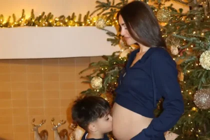 Η Ιωάννα Σιαμπάνη είναι ξανά έγκυος: Η χριστουγεννιάτικη πόζα με τον γιο της