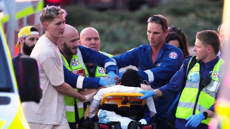 Επί 10 λεπτά πυροβολούσαν κατά του πλήθους στο Σίδνεϊ οι δύο ένοπλοι: Στους 16 οι νεκροί!