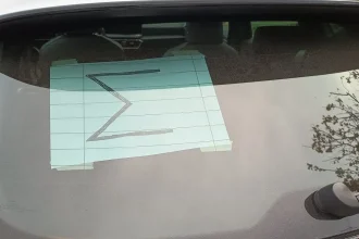 Για ποιους οδηγούς είναι υποχρεωτικό το «Σ» στο παρμπρίζ του αυτοκινήτου – Πότε επιβάλλεται πρόστιμο 1.000 ευρώ