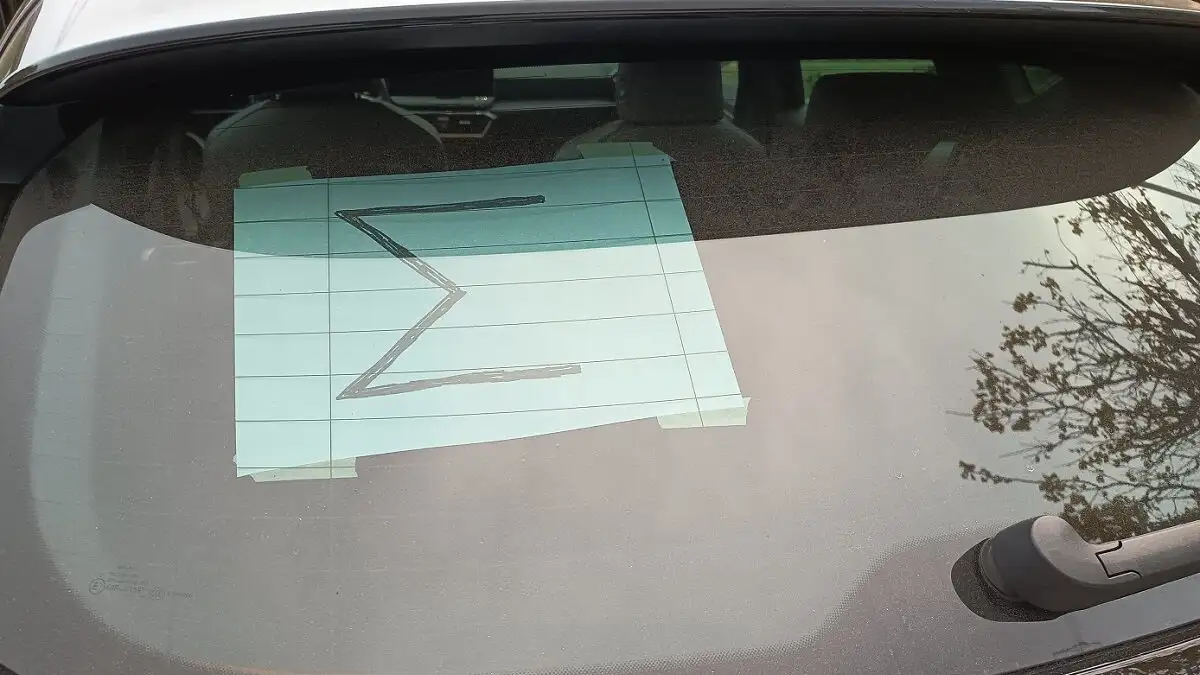 Για ποιους οδηγούς είναι υποχρεωτικό το «Σ» στο παρμπρίζ του αυτοκινήτου – Πότε επιβάλλεται πρόστιμο 1.000 ευρώ