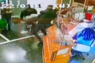 Η στιγμή της σύλληψης του 17χρονου που μαχαίρωσε τον 14χρονο στον Χολαργό και ομολόγησε στο TikTok - ΒΙΝΤΕΟ