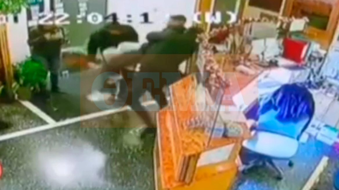 Η στιγμή της σύλληψης του 17χρονου που μαχαίρωσε τον 14χρονο στον Χολαργό και ομολόγησε στο TikTok - ΒΙΝΤΕΟ