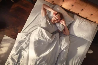 Κλείνετε τα παντζούρια όταν πέφτετε για ύπνο; Από την απάντησή σας εξαρτάται ο κίνδυνος εγκεφαλικού επεισοδίου