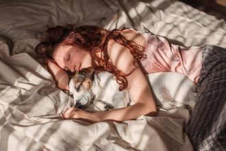 Γιατί οι σκύλοι θέλουν να κοιμούνται μαζί μας στο κρεβάτι - Δεν είναι τόσο απλό όσο νομίζουμε