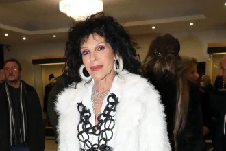 Σοφία Βόσσου: «Ο Βασίλης Καρράς δεν ήταν διασκεδαστής, ήταν ο καλλιτέχνης που άγγιξε την ψυχή όλου του κόσμου»