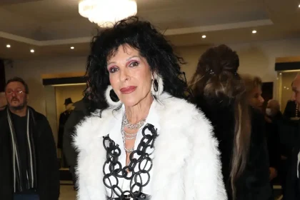 Σοφία Βόσσου: «Ο Βασίλης Καρράς δεν ήταν διασκεδαστής, ήταν ο καλλιτέχνης που άγγιξε την ψυχή όλου του κόσμου»