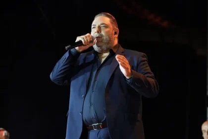 Στέλιος Διονυσίου: «Πριν φύγει από τη ζωή ο πατέρας μου με ανέβασε στην σκηνή να τραγουδήσουμε και είδα πως δάκρυσε»