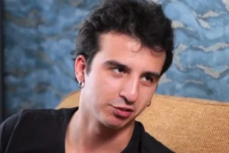 Θάνος Μικρούτσικος: Προσπαθώ να μη σκέφτομαι το βαρύ όνομα που κουβαλάω, δήλωσε ο γιος του