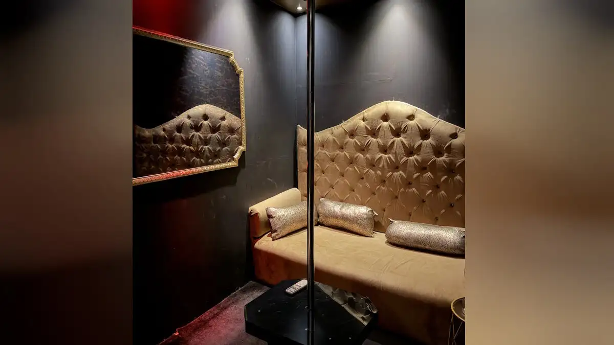 Έφοδος του ελληνικού FBI σε στριπτιτζάδικα στην Καλλιθέα: Συνελήφθησαν 5, δείτε φωτογραφίες και βίντεο