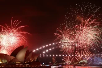 Ο πλανήτης υποδέχεται το 2026 - BINTEO