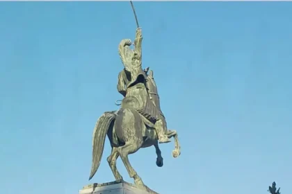 Στην Αθήνα ο Θεόδωρος Κολοκοτρώνης: Το άγαλμα του Γέρου του Μοριά στην Τρίπολη θα μεταφερθεί για συντήρηση