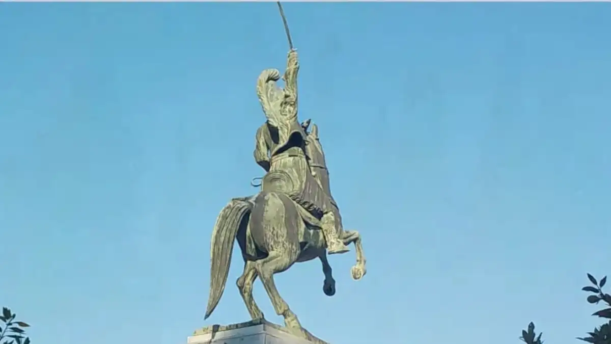 Στην Αθήνα ο Θεόδωρος Κολοκοτρώνης: Το άγαλμα του Γέρου του Μοριά στην Τρίπολη θα μεταφερθεί για συντήρηση