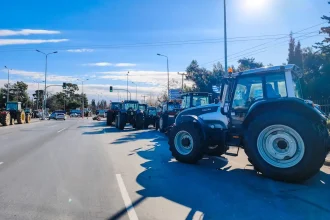 Αγρότες σε ρήξη «έσπασαν» το μπλόκο στα Πράσινα Φανάρια