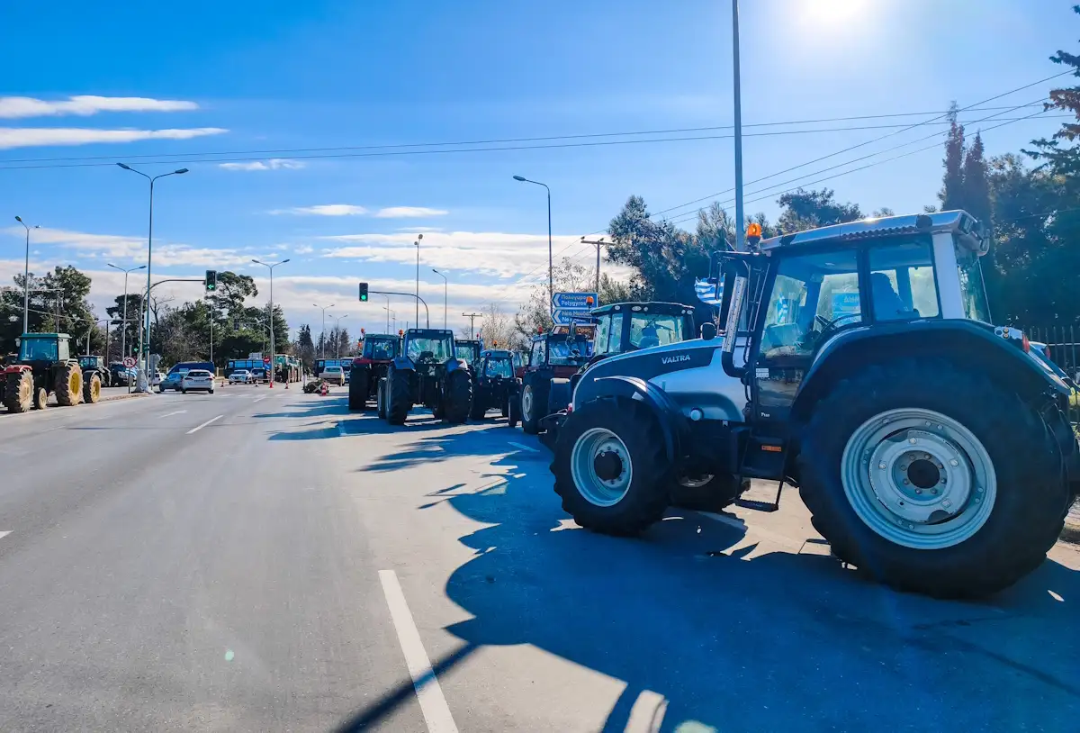 Αγρότες σε ρήξη «έσπασαν» το μπλόκο στα Πράσινα Φανάρια