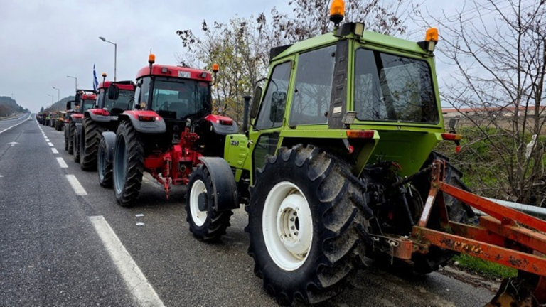 Χριστούγεννα στα μπλόκα κάνουν οι αγρότες - Ομαλή η κυκλοφορία σε Περιμετρική Πατρών, Ολυμπία και Ιόνια Οδό