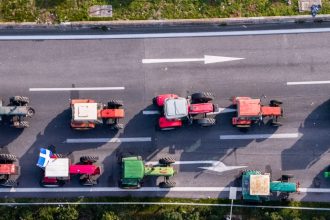 Μπλόκα αγροτών: Παραμένουν παραταγμένα τα τρακτέρ – Χωρίς προβλήματα διεξάγεται η κυκλοφορία