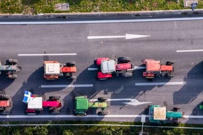 Μπλόκα αγροτών: Παραμένουν παραταγμένα τα τρακτέρ – Χωρίς προβλήματα διεξάγεται η κυκλοφορία