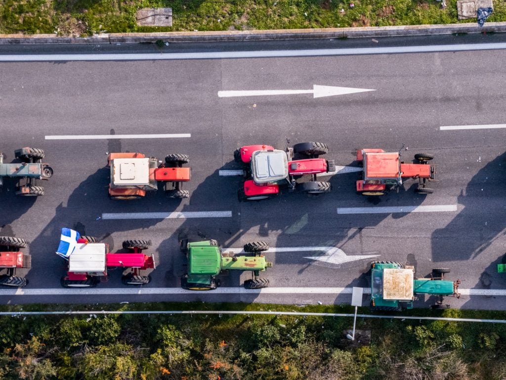 Μπλόκα αγροτών: Παραμένουν παραταγμένα τα τρακτέρ – Χωρίς προβλήματα διεξάγεται η κυκλοφορία