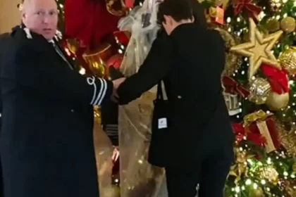 Λονδίνο: Ακτιβιστές άδειασαν σακούλες με κοπριά κάτω από το χριστουγεννιάτικο δέντρο του Ritz