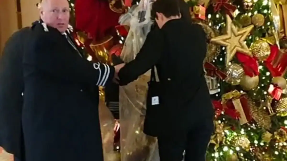 Λονδίνο: Ακτιβιστές άδειασαν σακούλες με κοπριά κάτω από το χριστουγεννιάτικο δέντρο του Ritz