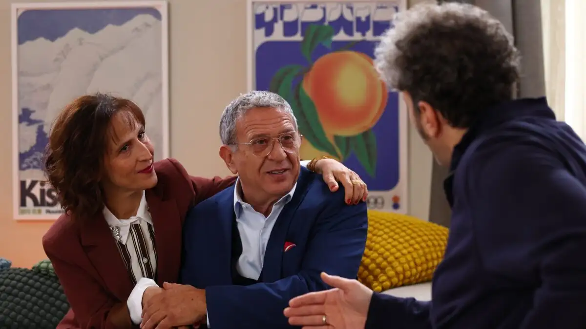 Τρομεροί γονείς: H Λουκία αναγγέλλει στην οικογένεια ότι παντρεύεται με τον Χάρη