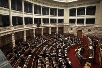 Βουλή: Με συναίνεση ΝΔ-ΠΑΣΟΚ πέρασε η τροπολογία για την αυστηροποίηση της νομοθεσίας περί όπλων
