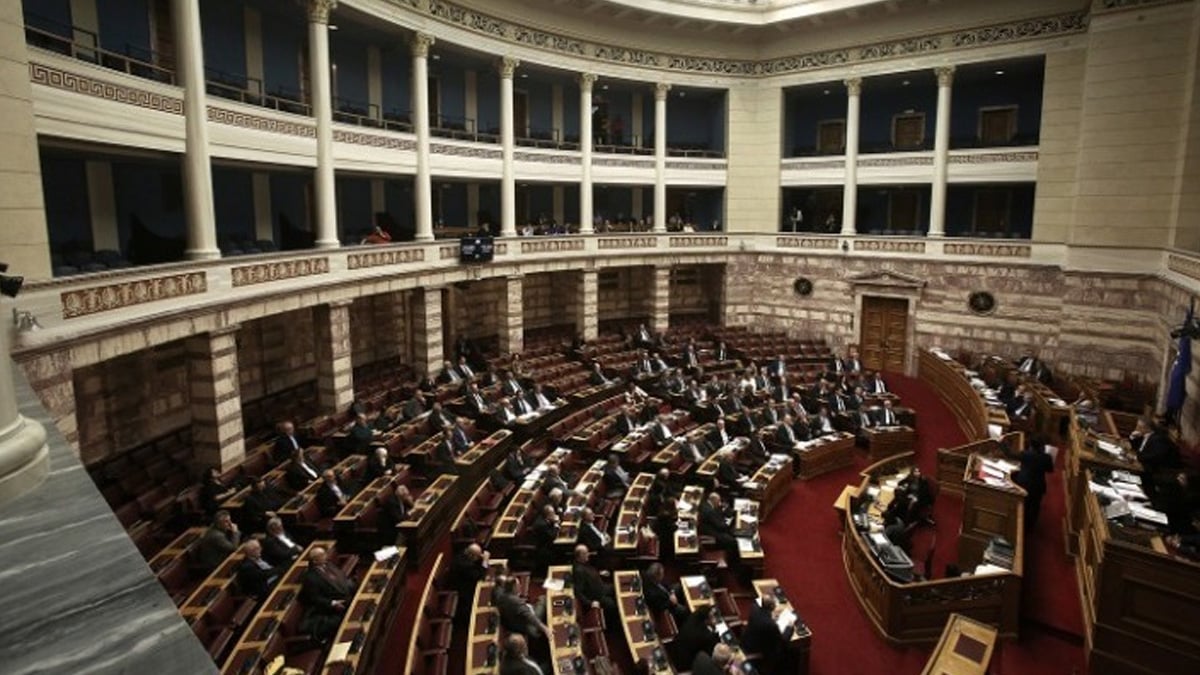 Βουλή: Με συναίνεση ΝΔ-ΠΑΣΟΚ πέρασε η τροπολογία για την αυστηροποίηση της νομοθεσίας περί όπλων