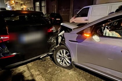 Δυτ. Ελλάδα: Στο νοσοκομείο οδηγός που "καρφώθηκε" πάνω σε σταθμευμένα ΙΧ - ΦΩΤΟ