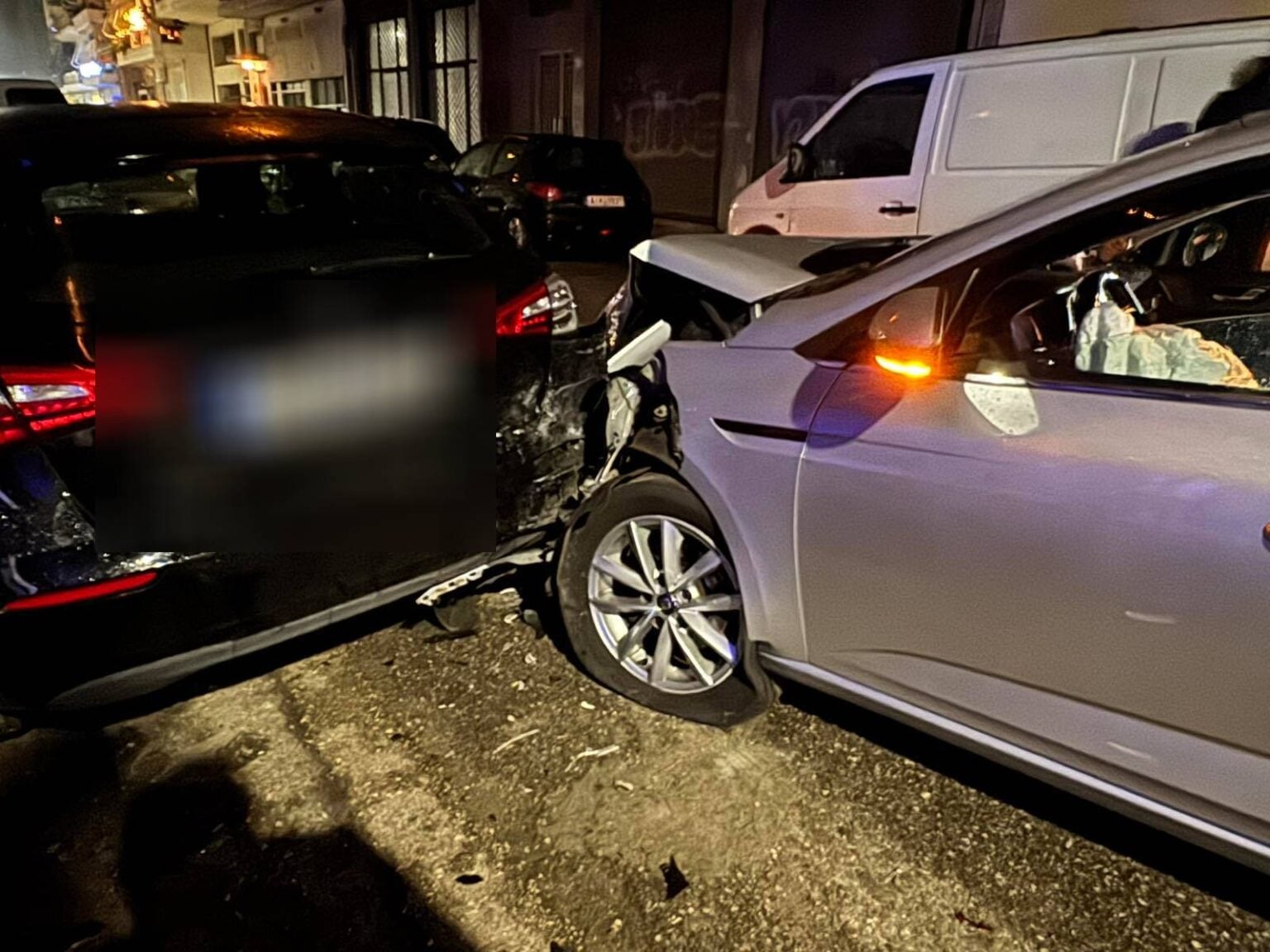 Δυτ. Ελλάδα: Στο νοσοκομείο οδηγός που "καρφώθηκε" πάνω σε σταθμευμένα ΙΧ - ΦΩΤΟ