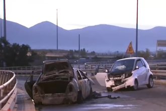 Σοκαριστικό τροχαίο: Αυτοκίνητο τυλίχτηκε στις φλόγες έπειτα από σύγκρουση με άλλο όχημα