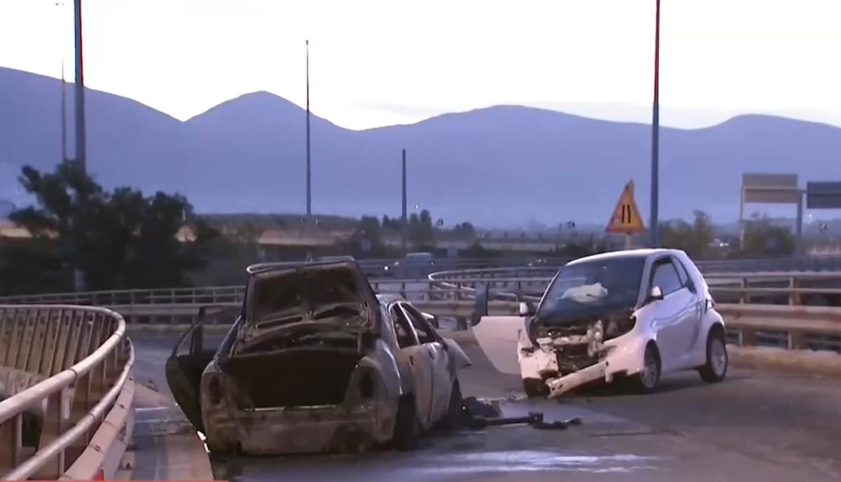 Σοκαριστικό τροχαίο: Αυτοκίνητο τυλίχτηκε στις φλόγες έπειτα από σύγκρουση με άλλο όχημα