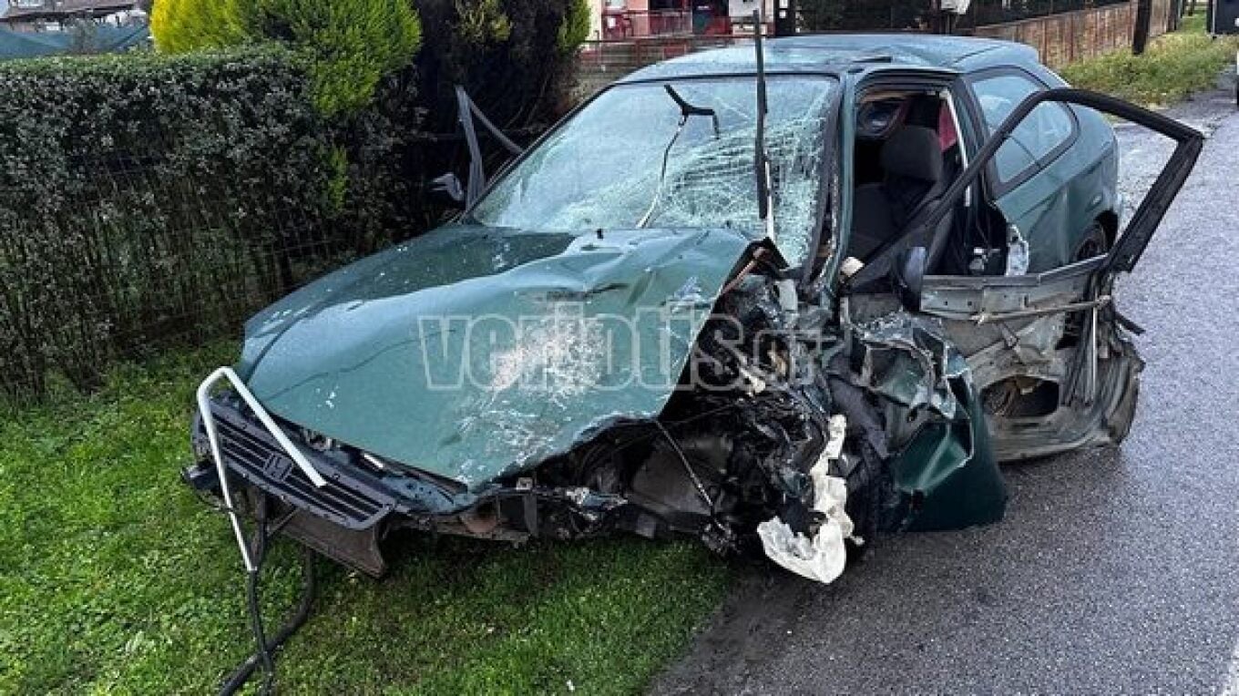Θρήνος στη Βέροια για τον 22χρονο που σκοτώθηκε σε τροχαίο: Διαλυμένο το αυτοκίνητο που οδηγούσε (ΒΙΝΤΕΟ)