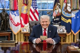 Ο Τραμπ λανσάρει πρόγραμμα «Χρυσής Κάρτας» για ταχύτερες βίζες αξίας 1 εκατομμυρίου δολαρίων