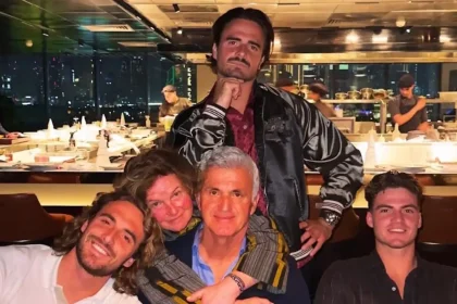 Στέφανος Τσιτσιπάς: Το χριστουγεννιάτικο γεύμα στο Ντουμπάι με την οικογένειά του και οι ευχές για «παιδική αθωότητα»