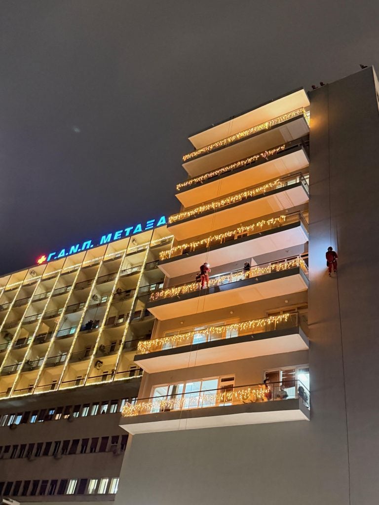 Το νοσοκομείο Μεταξά φωταγωγήθηκε – Ένα μήνυμα φροντίδας, ελπίδας και προοπτικής