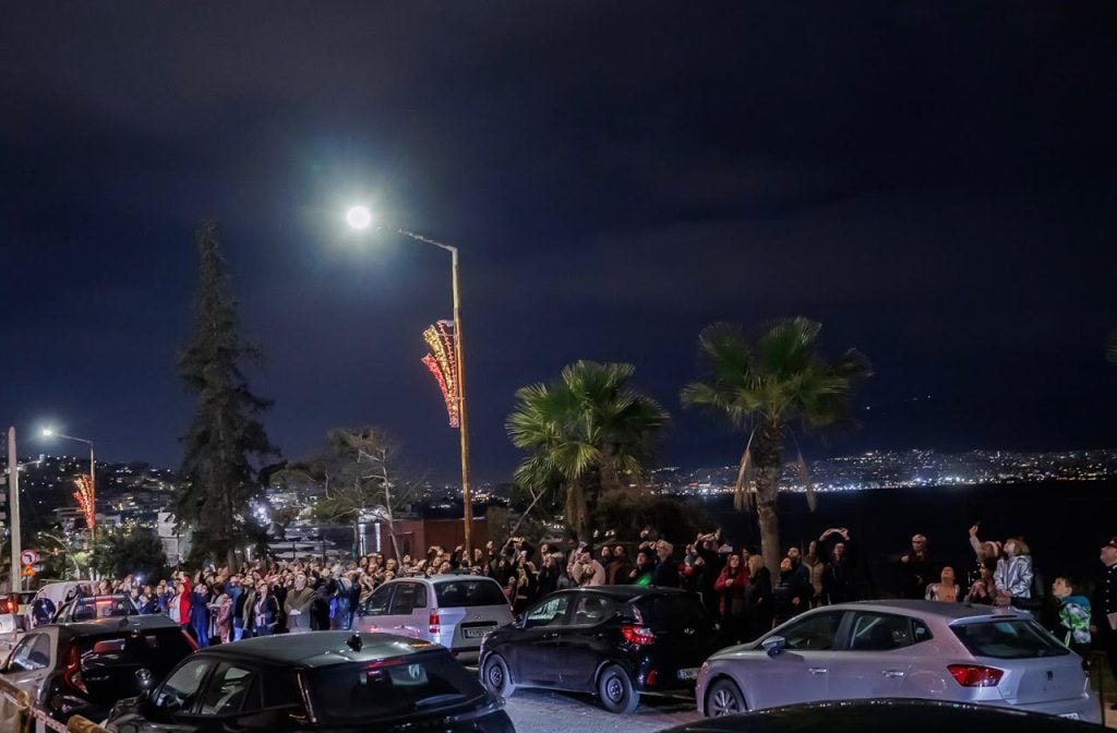 Το νοσοκομείο Μεταξά φωταγωγήθηκε – Ένα μήνυμα φροντίδας, ελπίδας και προοπτικής