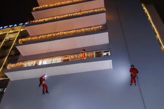 Το νοσοκομείο Μεταξά φωταγωγήθηκε – Ένα μήνυμα φροντίδας, ελπίδας και προοπτικής